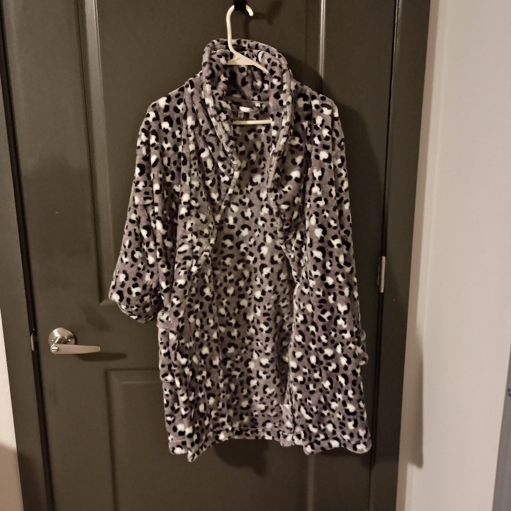 Leopard Print Women's Robe - Picture 2 of 8